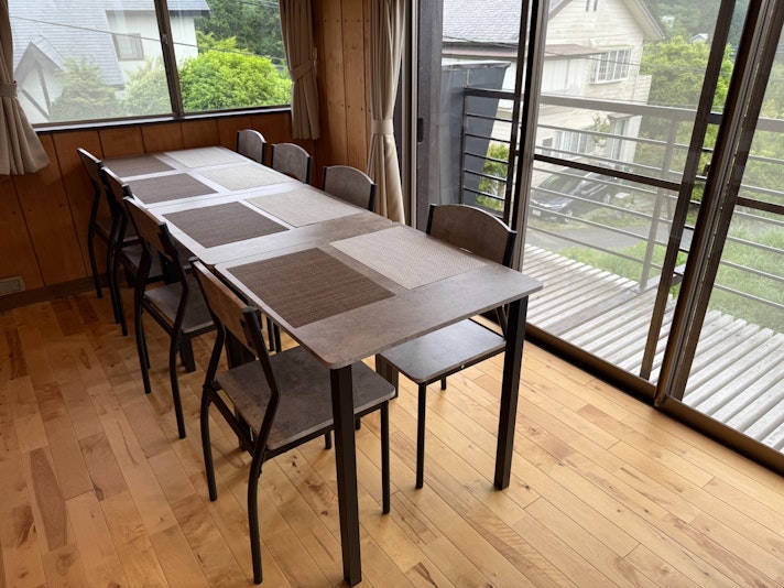 ダイニングスペースには、６人掛けのテーブルを設置しており、ご家族やご友人とのお食事にも最適。