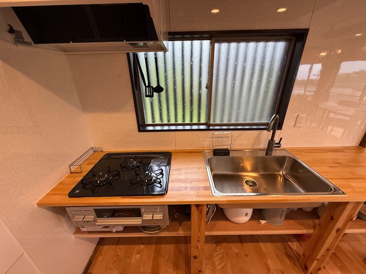 都内にはなかなかない窓付きキッチン！窓からの自然光がキッチン全体を明るく照らし、心地よい空間を...