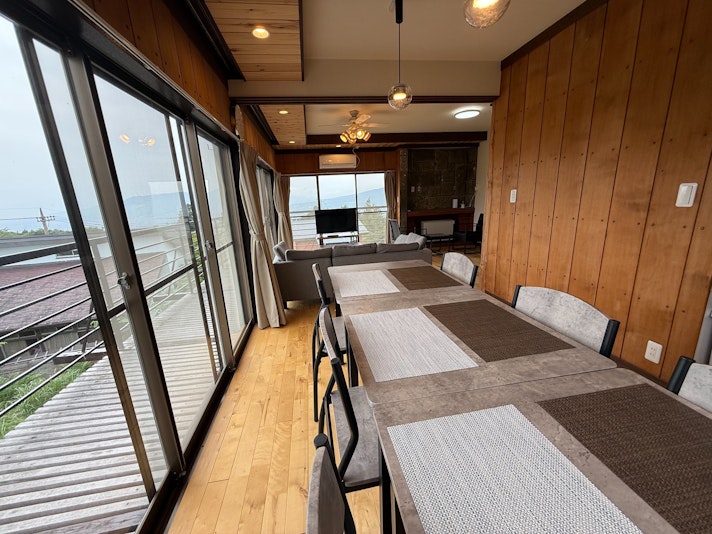 開放感あふれる大きな窓からは、緑豊かな自然を一望できる贅沢な眺めが広がります。木の温もりを感じ...