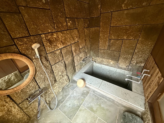 岩でできている浴槽での入浴体験、なかなかありません。