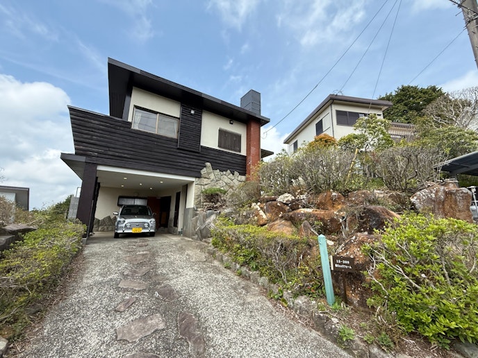 坂を少し登ると、二階建ての黒と白が交えた建物が見えます。