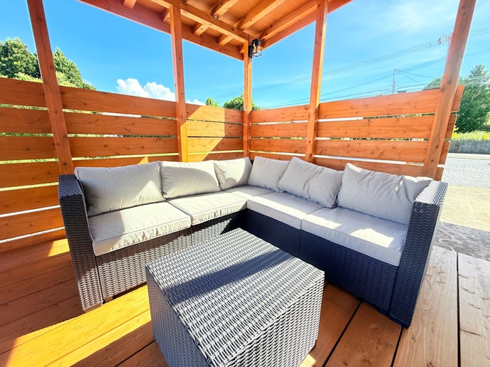 青空の下の寛げるテラスソファ