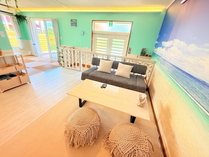 リゾート気分を味わえる明るいリビング