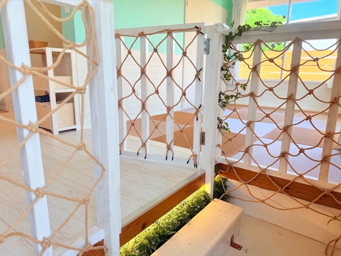 リゾート感を高めるウッドフェンス