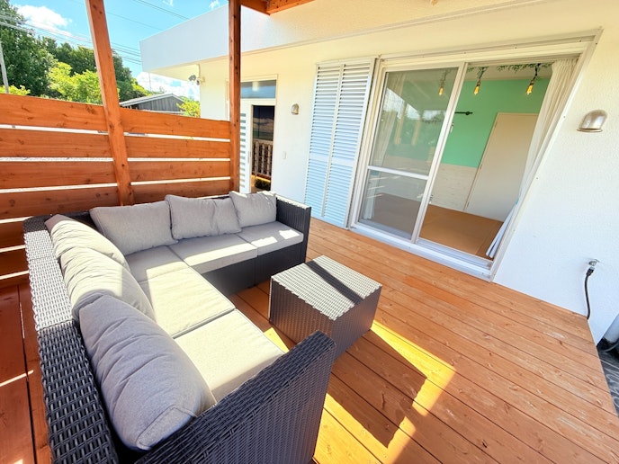 開放的なテラスラウンジ