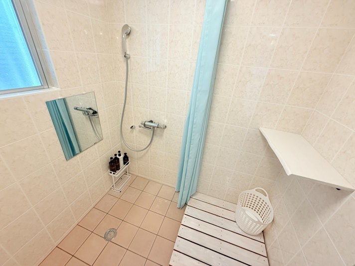 明るい光が差し込むシャワースペース