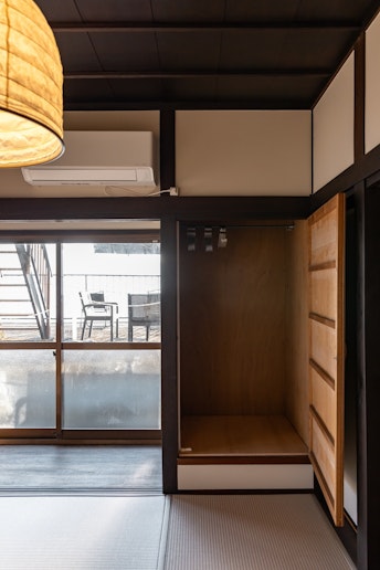 寝室２。コート掛け