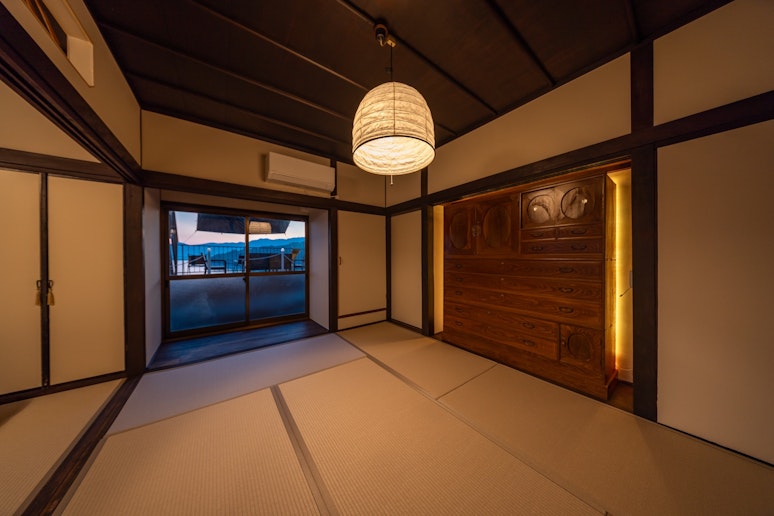 寝室２。シングルマットレスを４枚敷くことが可能です。（寝室１と続き間になっていますが、ふすまを...