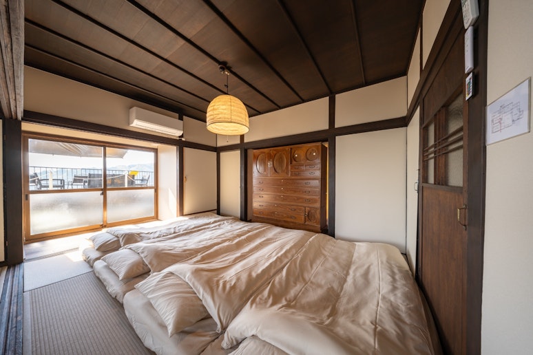 寝室２。シングルマットレスを４枚敷くことが可能です。（寝室１と続き間になっていますが、ふすまを...