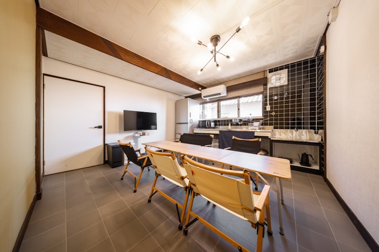 ダイニングキッチンです。 ロータイプのテーブル&チェアでくつろぎながらお食事いただけます。