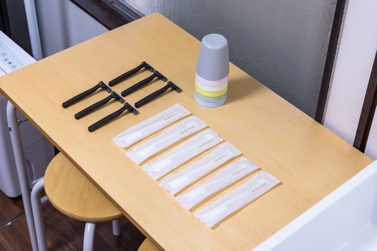 ハブラシ、T字ひげ剃り、ハミガキ用のコップ（人数分ご用意）