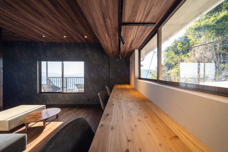 事務仕事にもバーにも使えそうなカウンターテーブル。