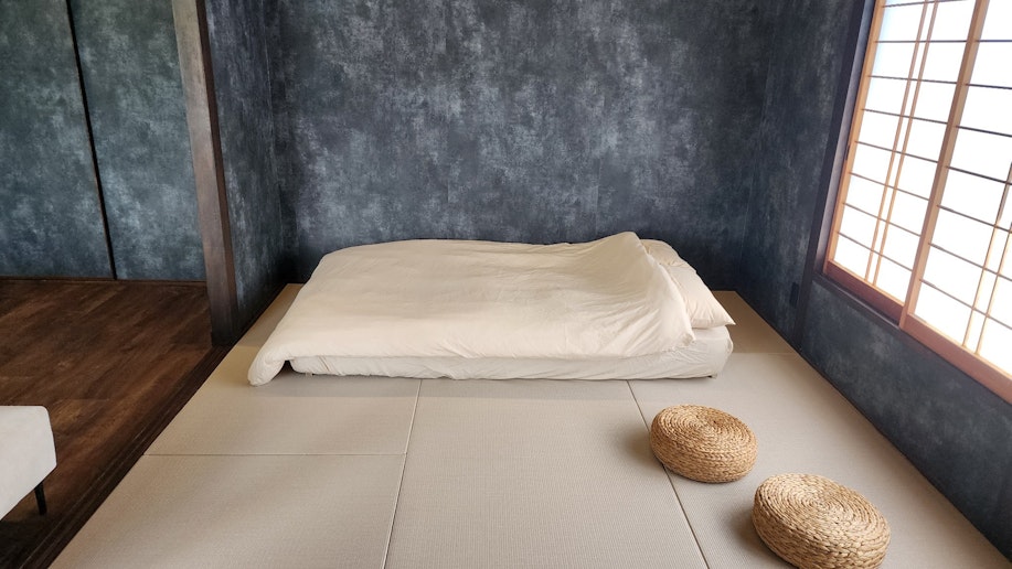 ２階リビングの和室側。ソファは、セミダブルベッドとしてもご利用いただけます。