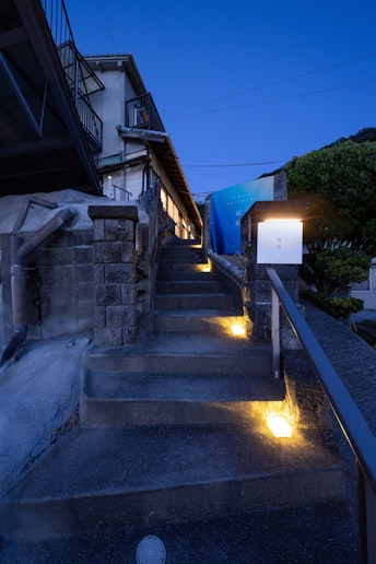 駐車場から建物へ向かう途中の階段です。ぜんぶで４0段ほどの階段がございます。