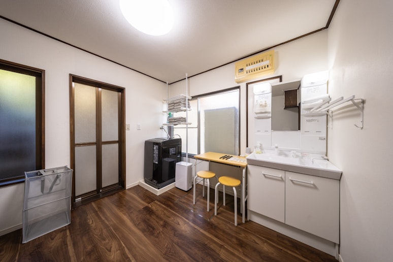 脱衣室とランドリールームを兼ねています。洗濯機に乾燥機能はありませんが、除湿機と物干し、ハンガ...