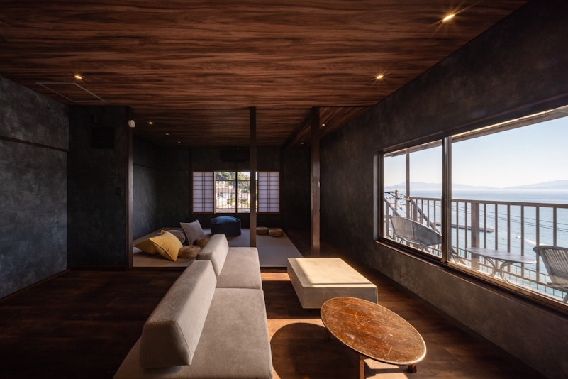 ２階リビング。瀬戸内海を眺めながらゆったりとお寛ぎいただけます