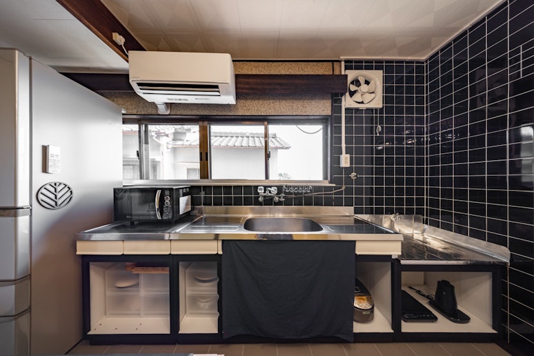 キッチンです。一通りの調理器具が揃っています。水栓は現在は、シングルレバーのものに交換しています。