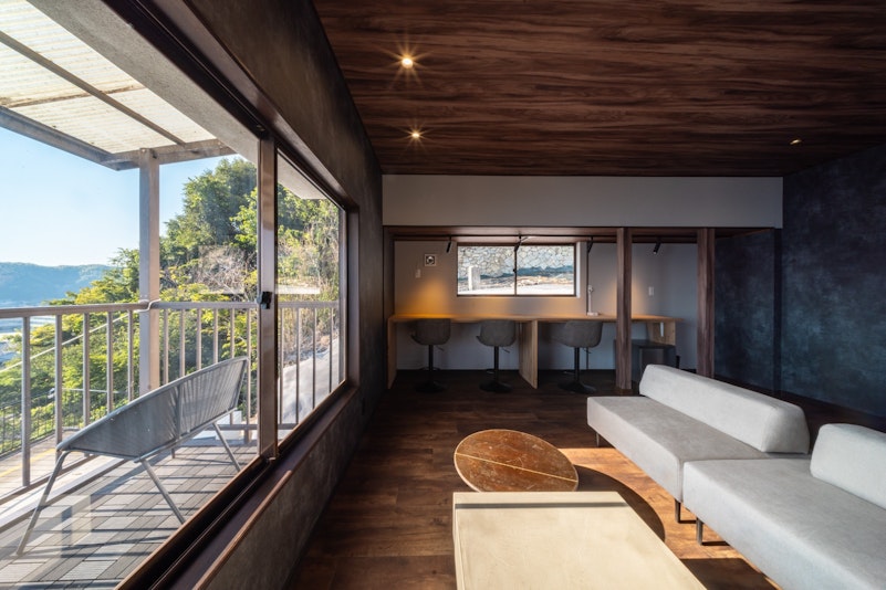 ２階リビングからバルコニーに出ることも可能です。バルコニーからは階下の大きなテラスへ行くことも...