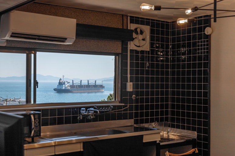 キッチンからもオーシャンビュー。撮影時は大きなタンカー？が停留していました。