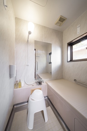 シャワールームのため浴槽はありませんが、元浴槽だった部分に腰掛けられて利用しやすくなっています。