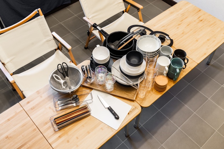 調理器具や食器類。一通り揃っています。