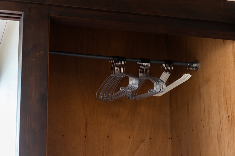 寝室２。ハンガー大、ハンガー小、ズボン用ハンガーをご用意