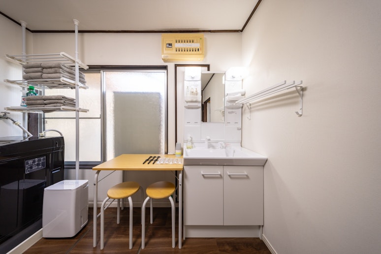 洗面台の横には身支度に便利なテーブルとイスをご用意しています。