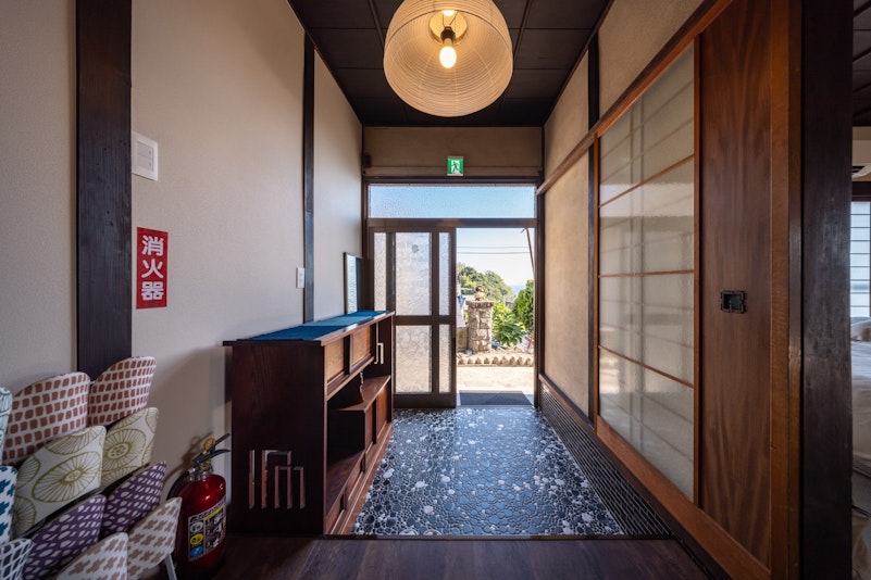 玄関は和の風情を残しつつ、きれいにリノベーション