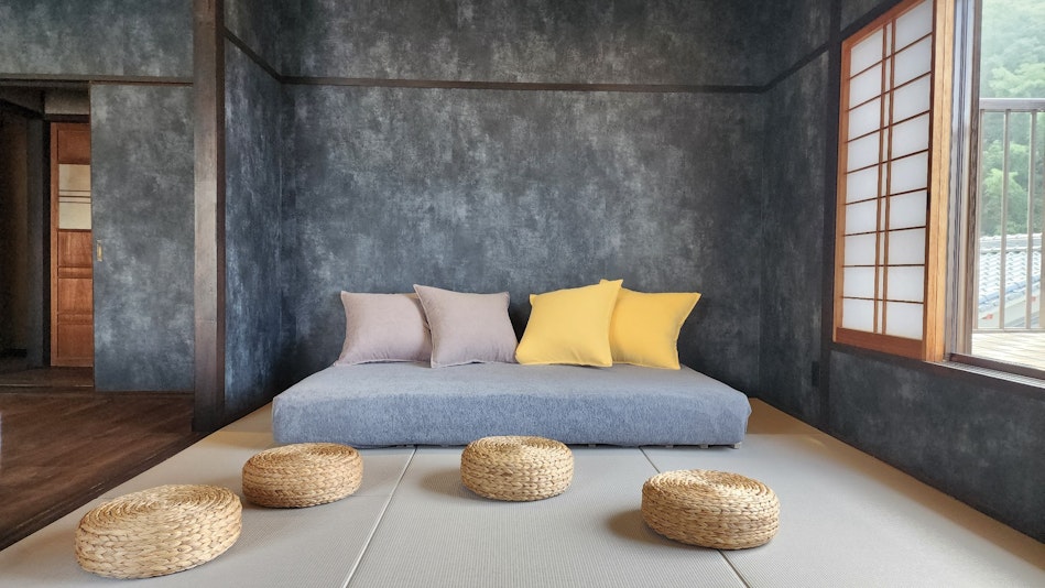 ２階リビングにソファを追加しました。 セミダブルベッドとしてもご利用いただけます。