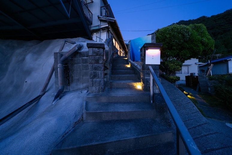 駐車場から建物へ向かう途中の階段です。ぜんぶで４0段ほどの階段がございます。