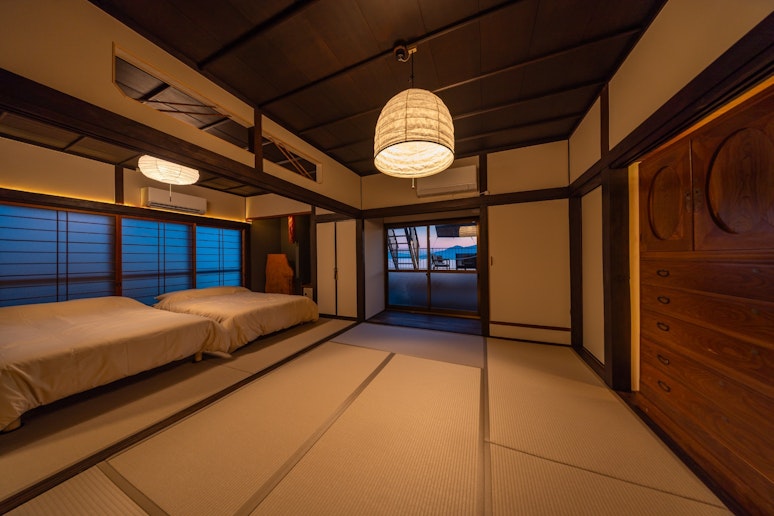 夕暮れ時の寝室１&寝室２。 （続き間になっていますが、ふすまを入れて間仕切ることも可能です。）