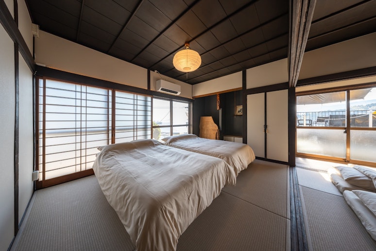 寝室１。セミダブルベッド２台。４名ご就寝いただけます。（寝室２と続き間になっていますが、ふすま...