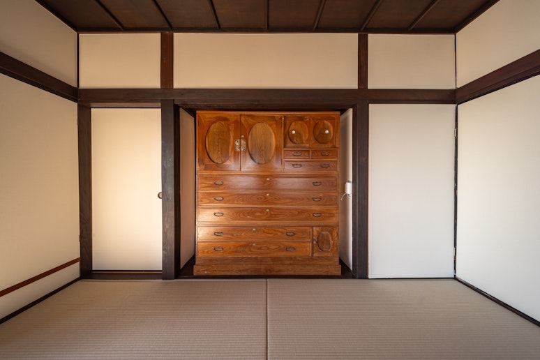 趣のある衣装箪笥（飾りです）