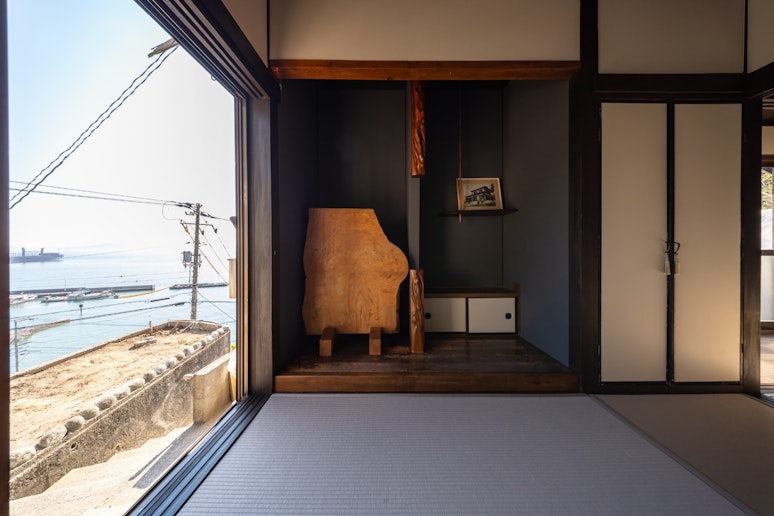 床の間。新築当時の写真を飾っています。現状と見比べてみると面白いかも。