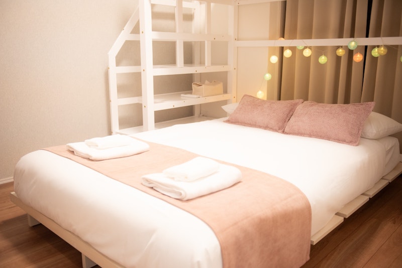 １階　寝室（セミダブルベッド１台）