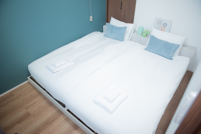 ３階　寝室（シングルベッド２台）