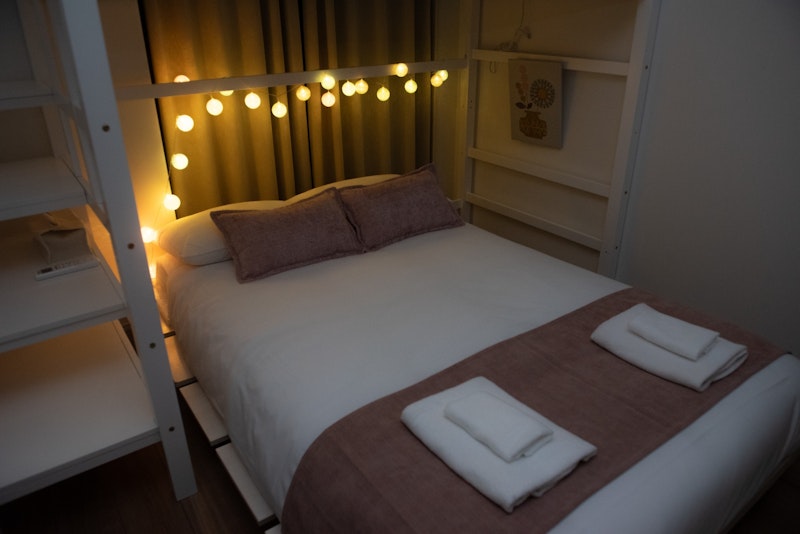 １階　寝室（セミダブルベッド１台）