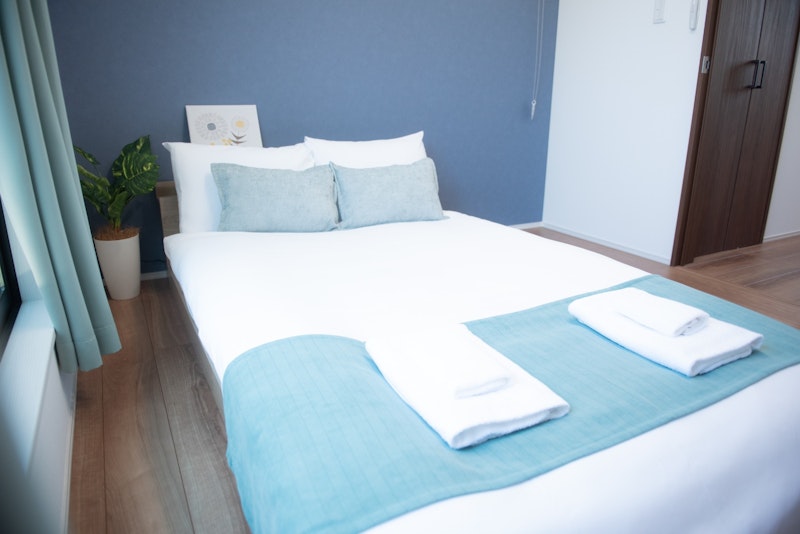 ３階　寝室（セミダブルベッド１台）