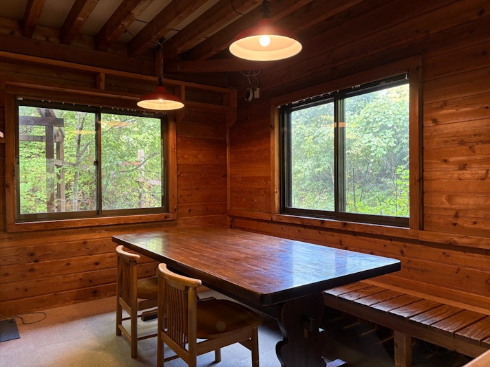 飲食は共用リビングでお願いします。持ち込みOK、売店、軽食あり