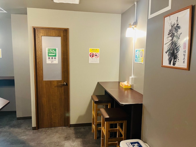 １Fラウンジに喫煙ブースございます