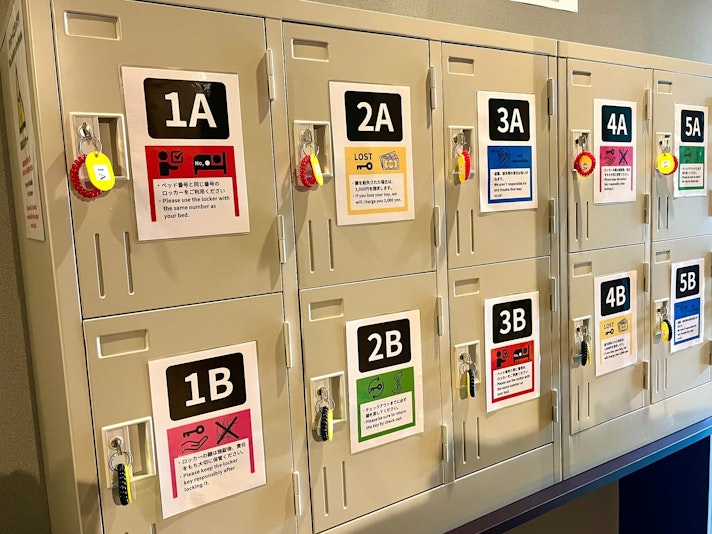 室内にロッカーございます