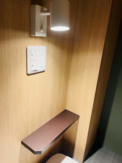 枕元にコンセント・調光可能ライト・台がございます