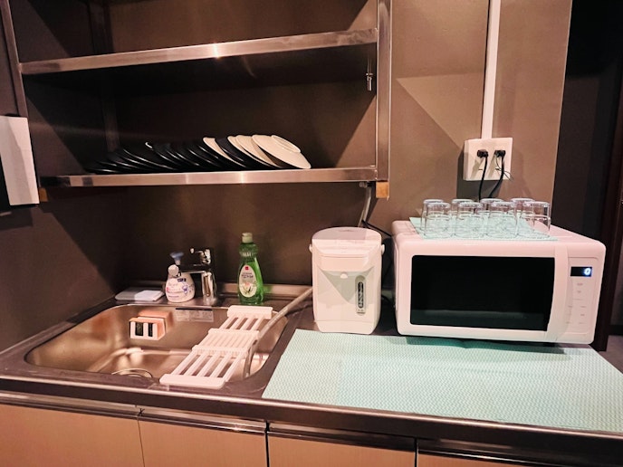 共用シンク　ポット・冷蔵庫・コップ等ございます