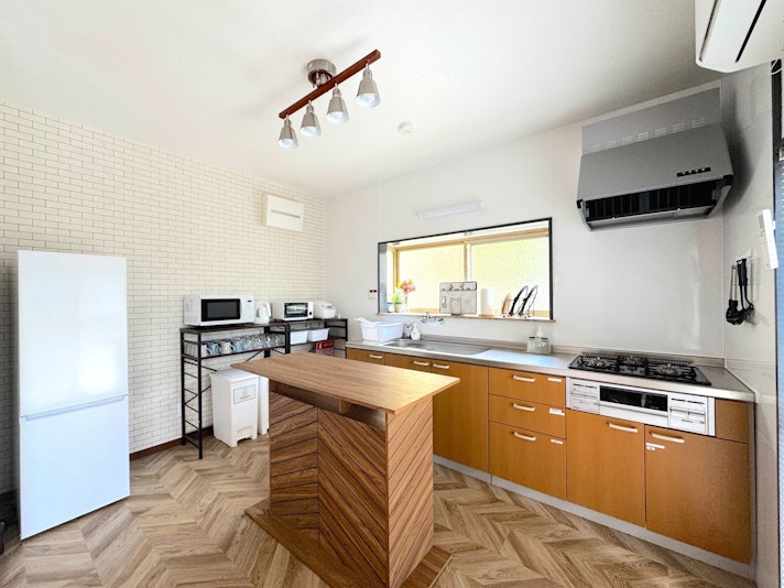 広々としたキッチンには、様々な調理器具と家電をご用意しております。