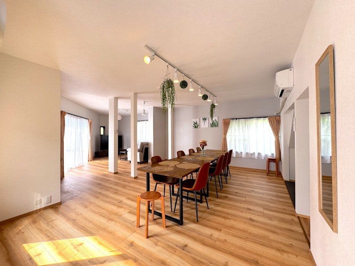 明るいフローリングと窓からの自然光で心地よくお過ごしいただけます。