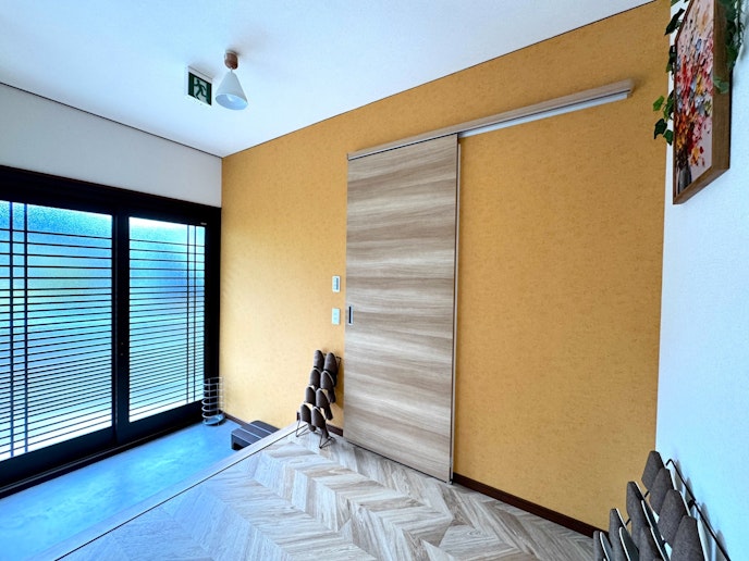 モダンなデザインが特徴の玄関で、皆様をお迎えいたします。