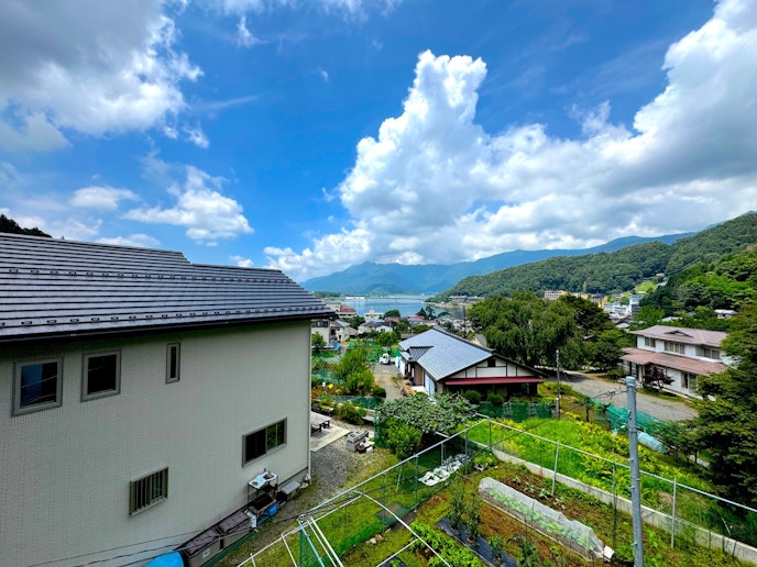 当施設周辺は自然に囲まれています。日々の喧騒から離れ、自然の中でリフレッシュしてみませんか？