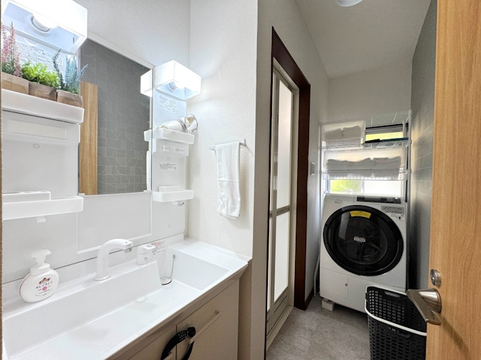 明るくて広い洗面台と、洗濯機をご用意しております。