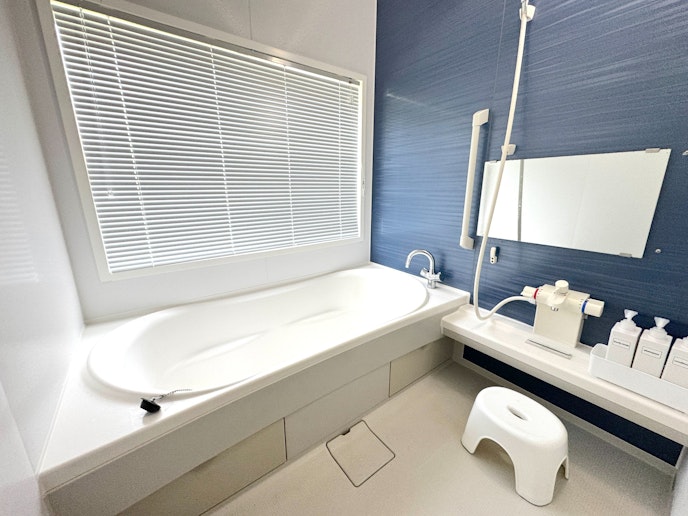 広々とした清潔感あるバスルームで、一日の疲れを癒してください。