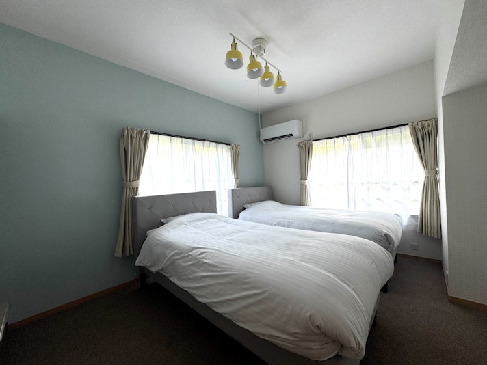 ミントブルーの壁と窓から差し込む柔らかな日差しで、爽やかな空間に仕上がっています。